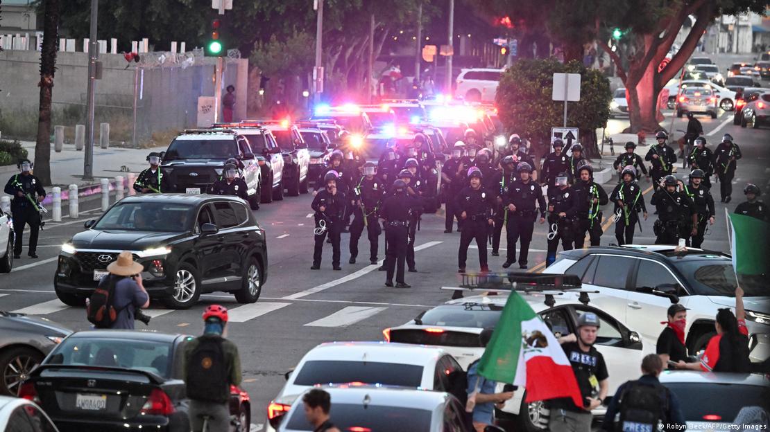 Policiais em rua de Los Angeles