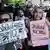 Manifestación en Los Ángeles. Mujeres con carteles.