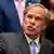 Gouverneur Greg Abbott deutet mit dem rechten Zeigefinger