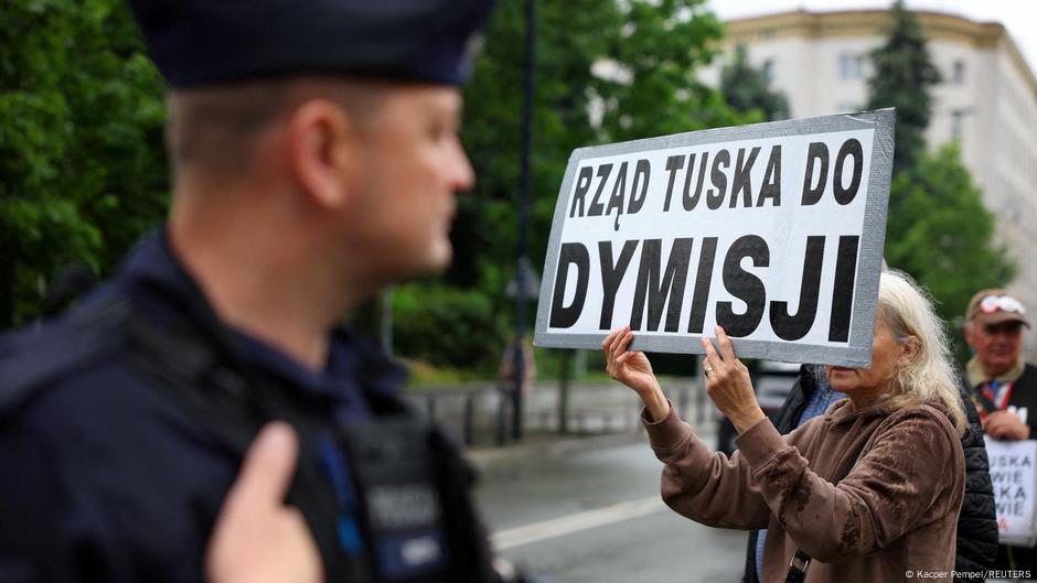 Demonstrantkinja u Varšavi poziva premijera Donalda Tuska da podnese ostavku