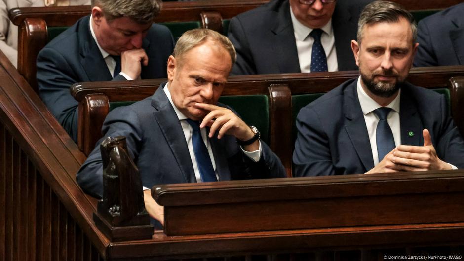 Zamišljeni pogledi: premijer Donald Tusk i ministar odbrane Vladislav Kosiniak Kamiš u Parlamentu pre glasanja o poverenju