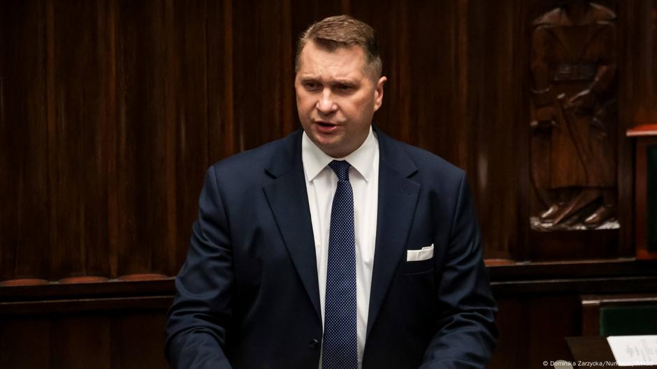 Opozicioni poslanik i bivši ministar obrazovanja Pšemislav Čarnek (PiS) za govornicom u Sejmu uoči glasanja o poverenju vladi