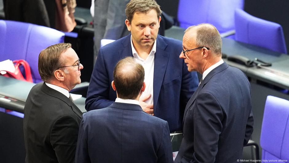 Jedinstvo u vladi u odnosu prema Rusiji: ministar odbrane Boris Pistorijus (levo, SPD), predsednik SPD-a Lars Klingbajl (u sredini) i kancelar Fridrih Merc (desno, CDU) u Bundestagu