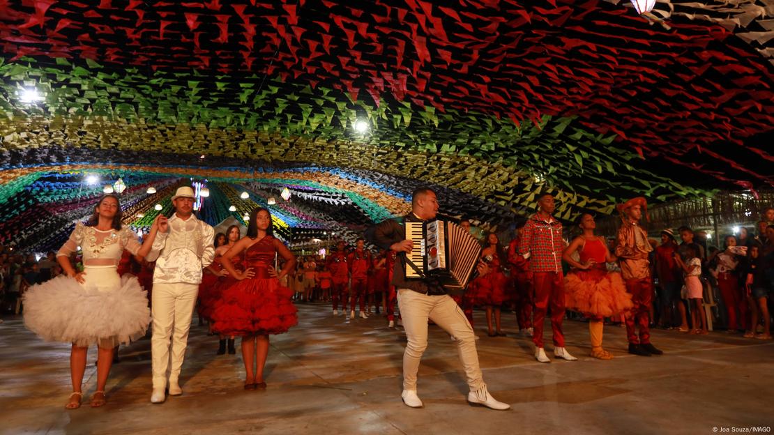 Grupo dança quadrilha em festa junina