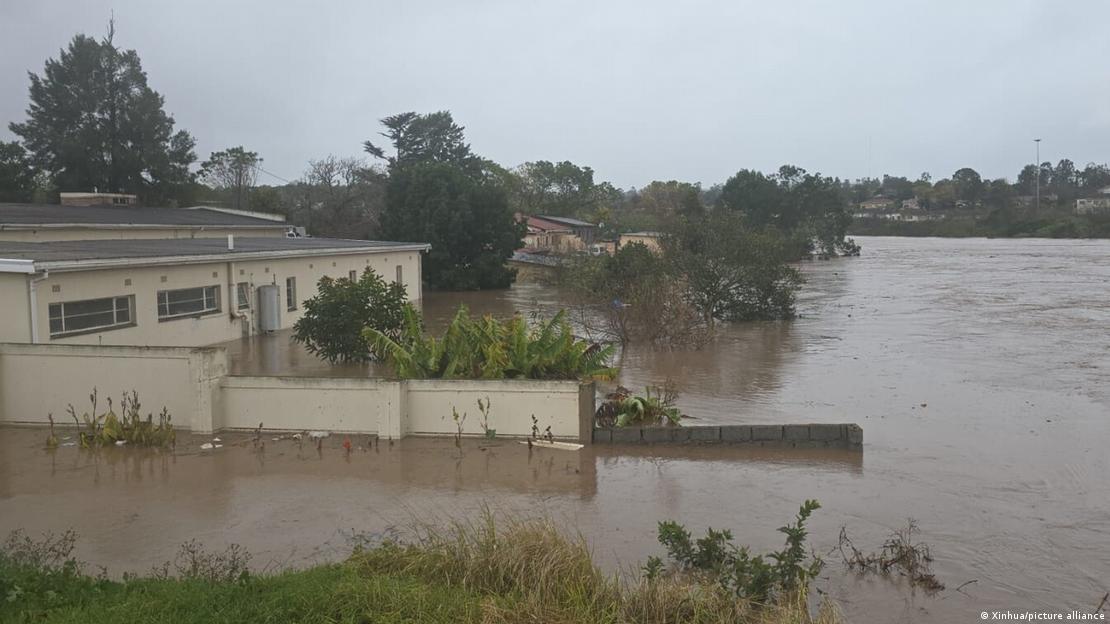 Casas bajo las aguas en Mthatha. Casas bajo las aguas en Mthatha.