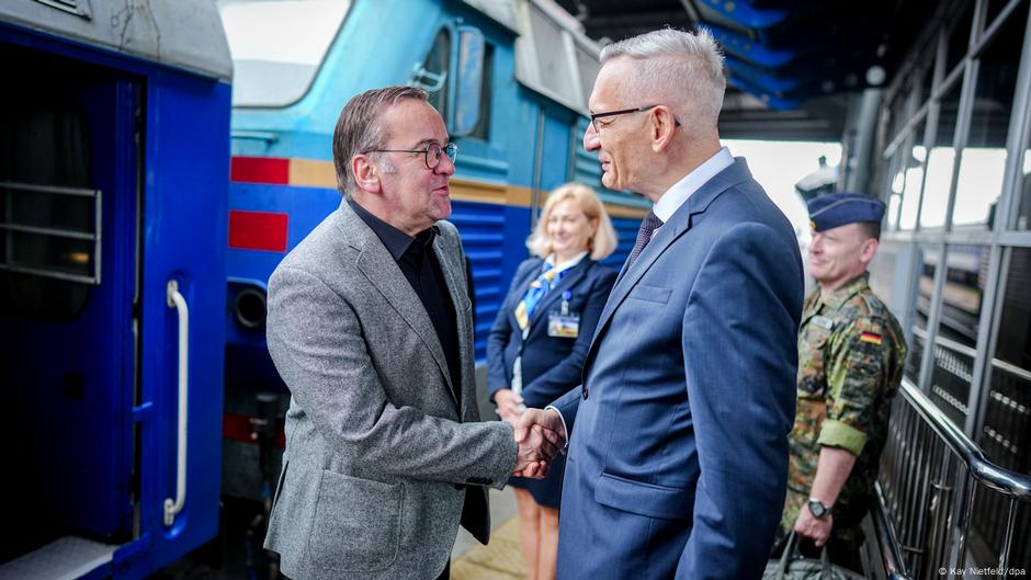 Doček nakon noćne vožnje vozom na stanici u Kijevu: ministar odbrane Boris Pistorijus (levo) i ambasador Nemačke u Ukrajini Martin Jeger