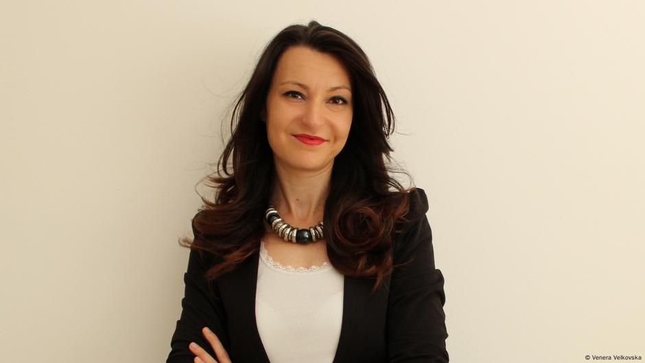 Psihološkinja Valentina Dimitrova kaže da je sadržaj poput onog koji objavljuje Gjucova opasan, jer „zaista može da košta ljudskog života“