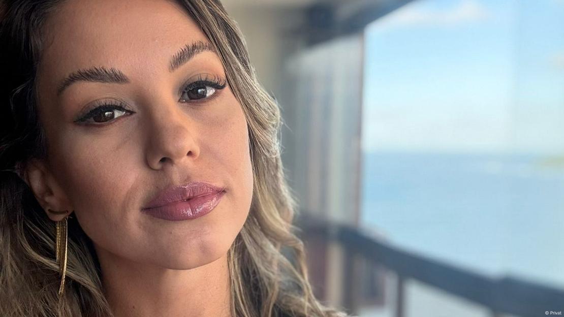 Keroley Paes de Almeida, mulher jovem no primeiro plano, com vista para o mar ao fundo. Keroley Paes de Almeida, mulher jovem no primeiro plano, com vista para o mar ao fundo.