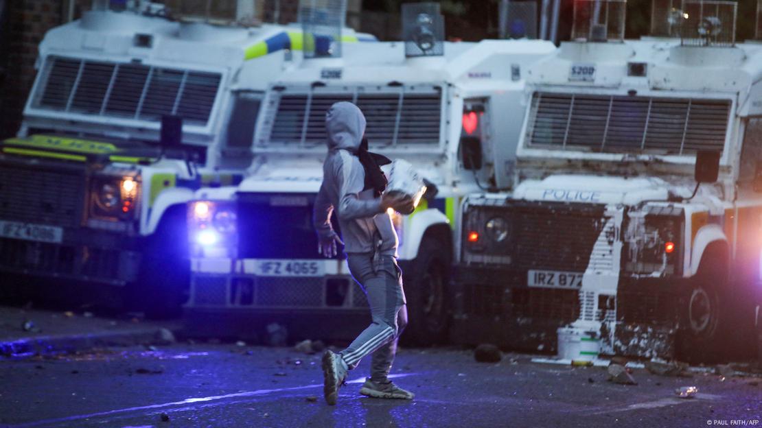 Un manifestante lanza objetos a coches policiales durante las protestas en Ballymena. Un manifestante lanza objetos a coches policiales durante las protestas en Ballymena.
