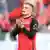 Bayer Leverkusens Florian Wirtz applaudiert nach einem Spiel in Richtung der Fans