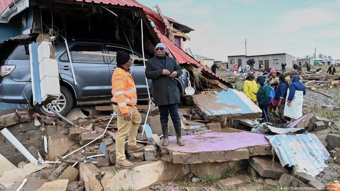 Un grupo de personas junto a los escombros de una vivienda tras el paso del agua en inundaciones en Mthatha, Sudáfrica. (11.06.2025). Un grupo de personas junto a los escombros de una vivienda tras el paso del agua en inundaciones en Mthatha, Sudáfrica. (11.06.2025).