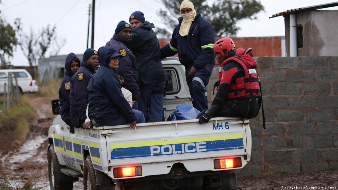 Inundaciones en Mthatha: un coche de la Policía transporta a miembros de un cuerpo de rescate. Inundaciones en Mthatha: un coche de la Policía transporta a miembros de un cuerpo de rescate.
