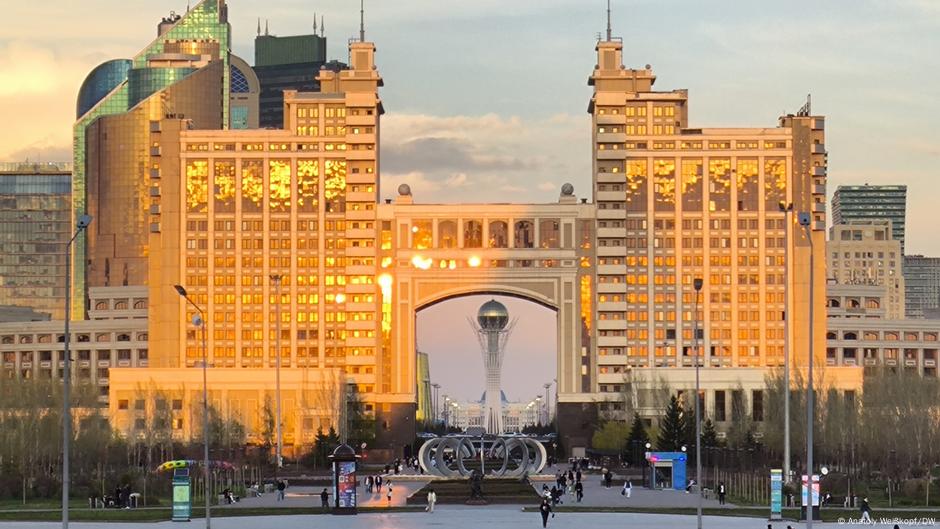 Panoramski pogled na kazahstansku prestonicu Astanu, s Ministarstvom za naftu i gas u prvom planu