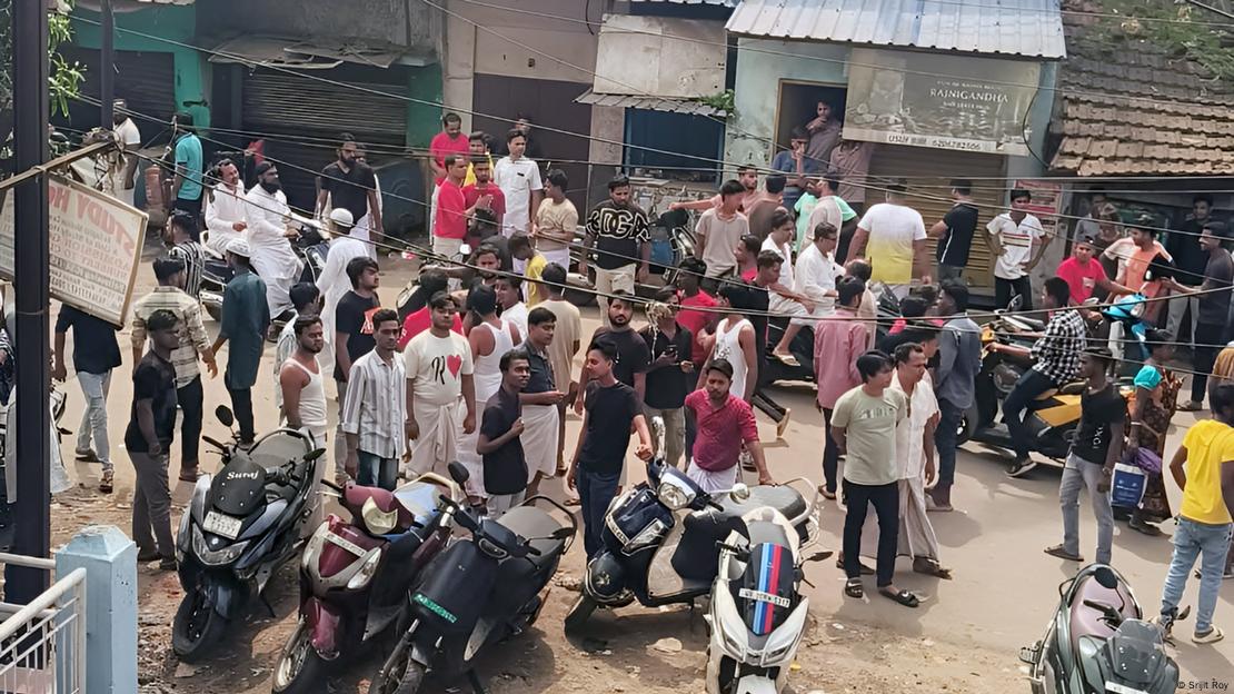 طیارہ گرنے والے مقام پر لوگ جمع ہیں طیارہ گرنے والے مقام پر لوگ جمع ہیں