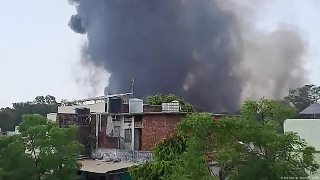 Inmensas columnas de humo en el área habitada de la ciudad de Ahmedabad. (12.06.2025). Inmensas columnas de humo en el área habitada de la ciudad de Ahmedabad. (12.06.2025).