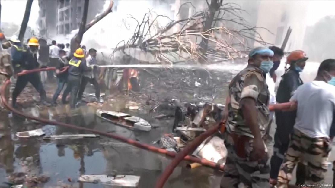 Rescatistas y bomberos en el lugar de la catástrofe, donde se ven escombros de un gran incendio en Ahmedabad, estado de Gujarat, donde se estrelló un Boeing 787 de Air India. (12.06.2025). Rescatistas y bomberos en el lugar de la catástrofe, donde se ven escombros de un gran incendio en Ahmedabad, estado de Gujarat, donde se estrelló un Boeing 787 de Air India. (12.06.2025).