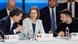 Doi bărbați și o femeie discută râzând la o masă la o reuniune: Nicușor Dan, Maia Sandu și Volodimir Zelenski; în spatele lor se văd trei bărbați în costume negre Doi bărbați și o femeie discută râzând la o masă la o reuniune: Nicușor Dan, Maia Sandu și Volodimir Zelenski; în spatele lor se văd trei bărbați în costume negre