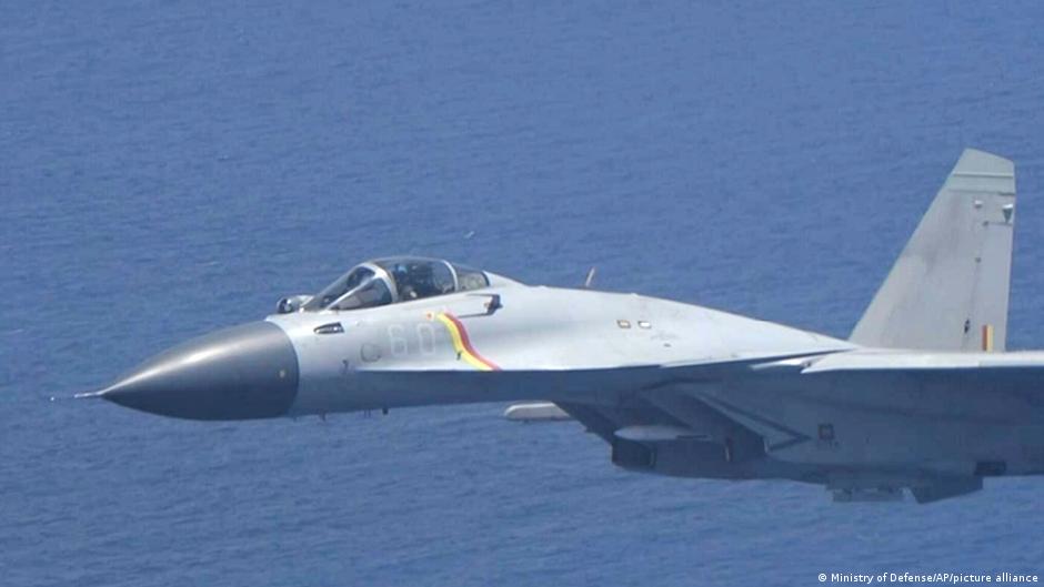 Китайські винищувачі навели бойові радари на літаки Японії – DW – 07.12.2025