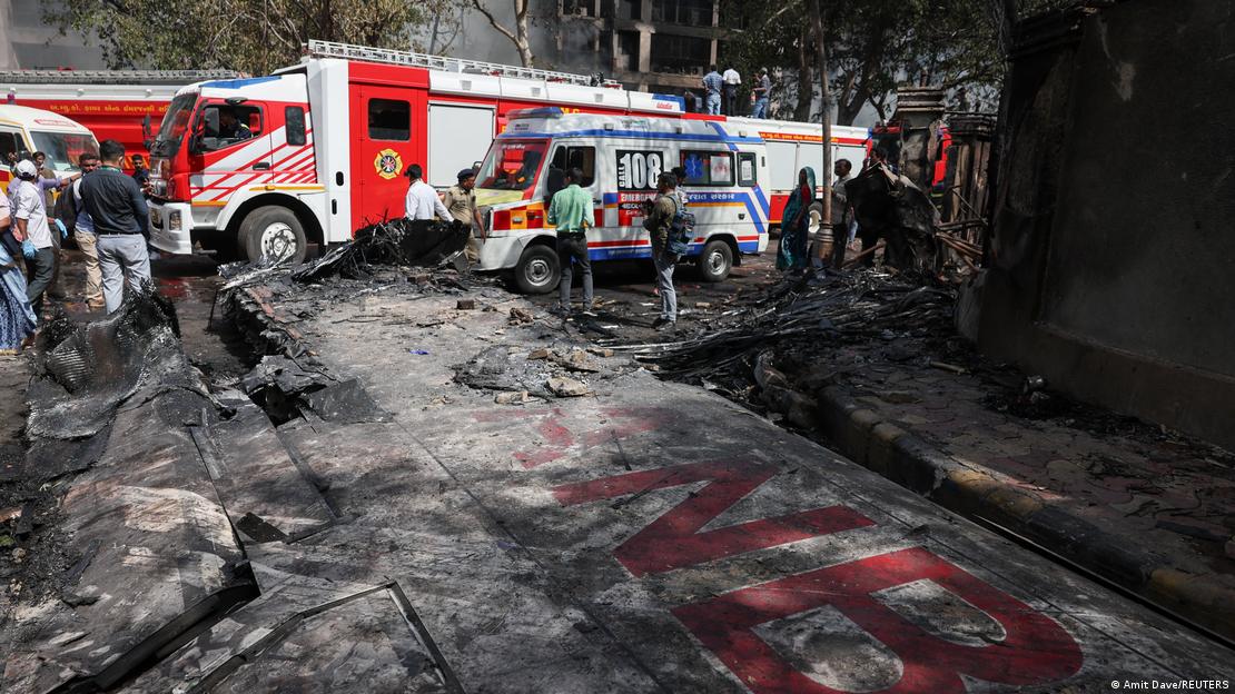 Destroços de avião no meio da rua na Índia