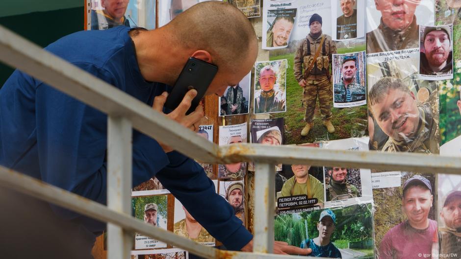 On je pušten iz ruskog zarobljeništa i gleda slike boraca - možda zna nešto o njima