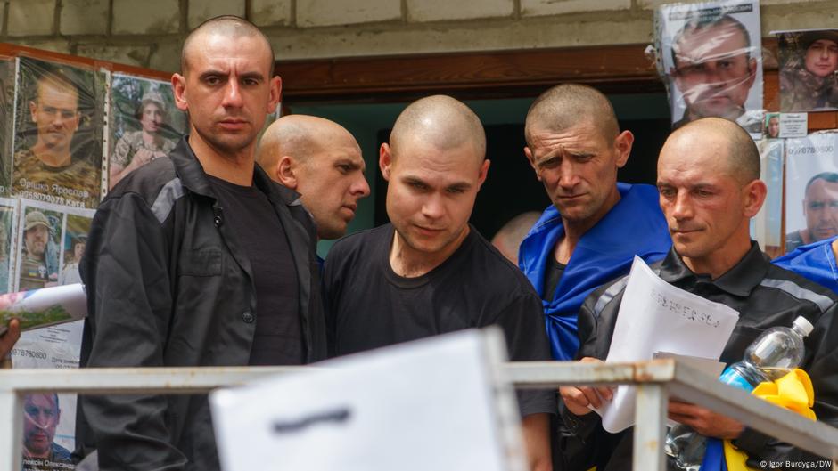 Oslobođeni borci gledaju slike osoba za kojia mtragaju porodice
