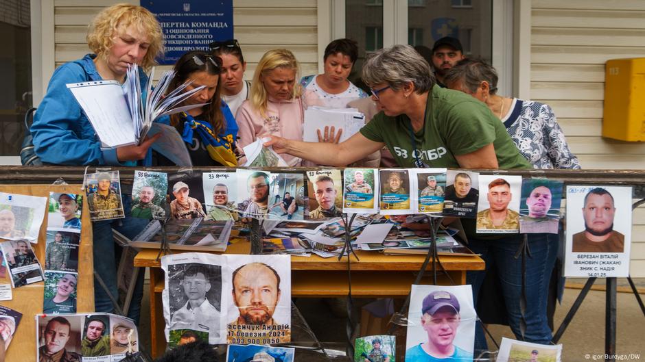 Žene koje su došle da prisusutvuju razmeni zarobljenika - sa slikama nestalih članova porodice