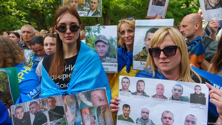 Svetlana (levo) – nosi slike na kojima su prikazane upadljive tetovaže njenog verenika Oleha Haluške