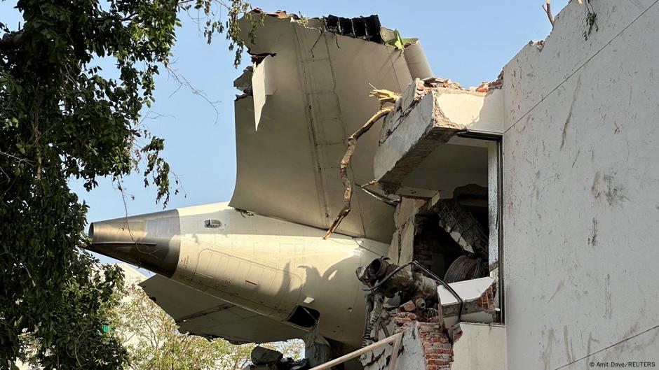 U avionskoj nesreći u Ahmedabadu pogunuo je 241 od 242 putnika Er Indije