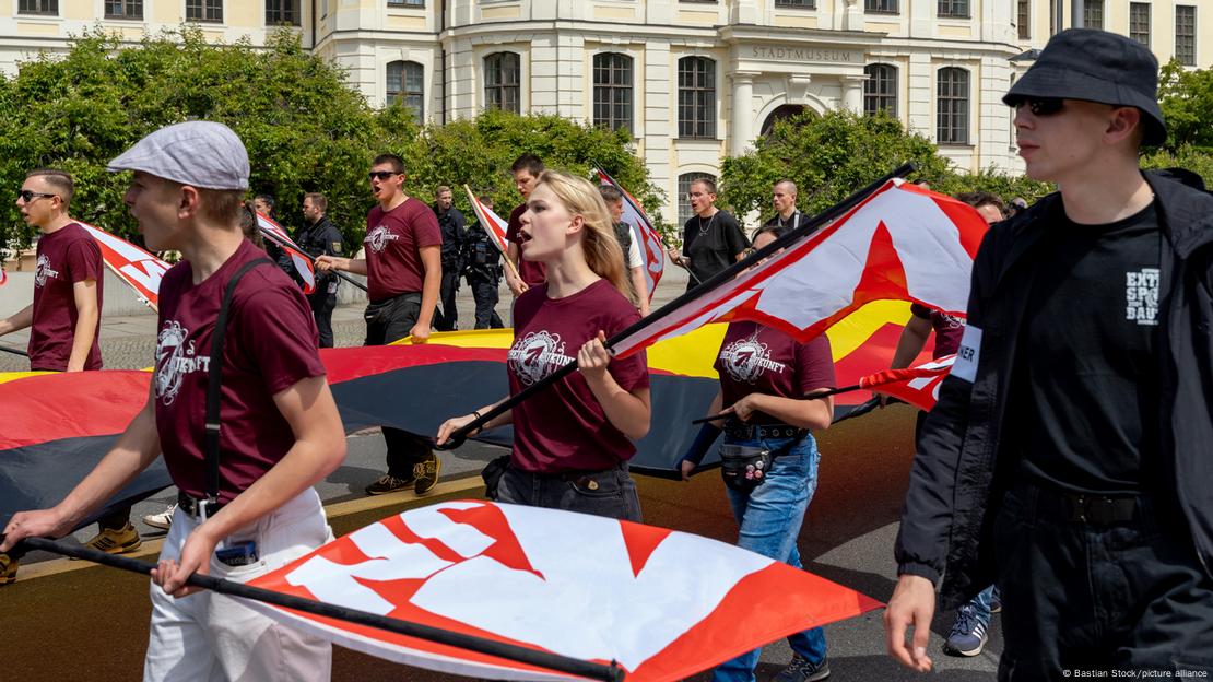 Të rinj ekstremistë të djathtë me flamuj duke protestuar më 31 maj 2025 në Dresden