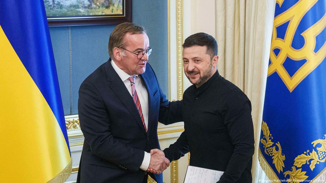 Boris Pistorius cumprimenta Volodimir Zelenski