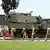 Soldaten in Uniform gehen in Washington an einer M109 Paladin Haubitze vorbei