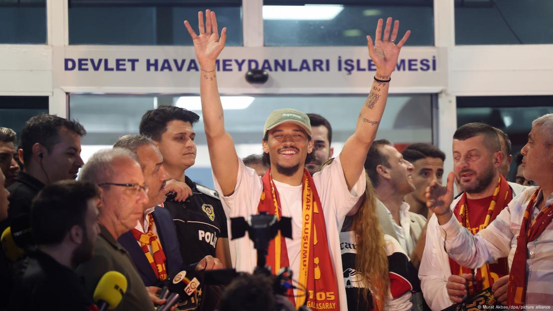 İstanbul Havalimanı'nda coşkuyla karşılanan yeni transfer Leroy Sane Galatasaraylı taraftarlara üçlü çektirirken