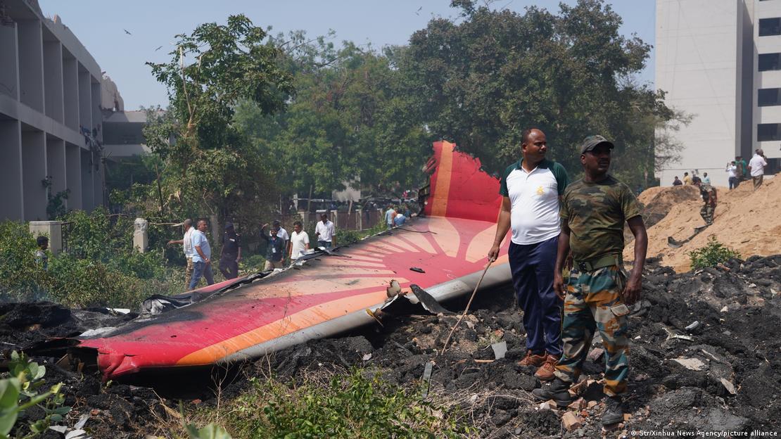 Un hombre junto a restos del avión de Air India siniestrado en las cercanías del aeropuerto de Ahmedabad, Gujarat, al despegar. Un hombre junto a restos del avión de Air India siniestrado en las cercanías del aeropuerto de Ahmedabad, Gujarat, al despegar.