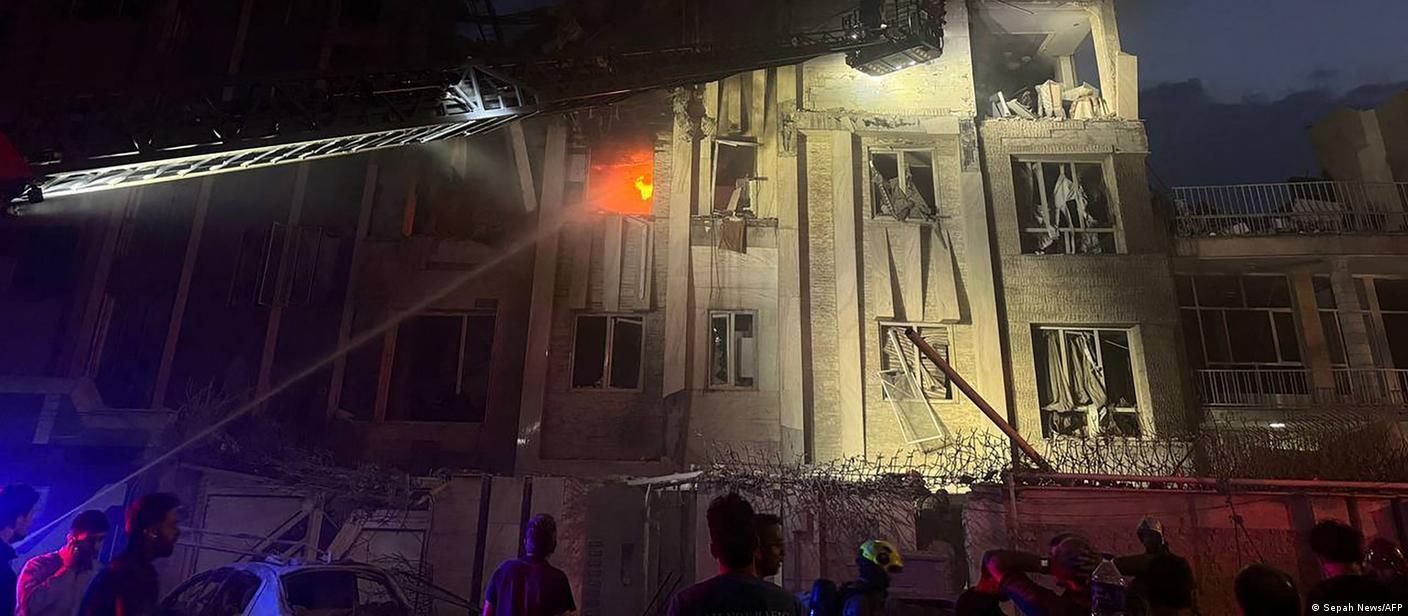 ویران شدن یک ساختمان در تهران پس از حملات هوایی اسرائیل