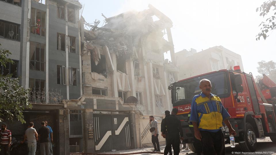 Ataque aéreo de Israel en Teherán: un edificio destruido. (13.06.2025). Ataque aéreo de Israel en Teherán: un edificio destruido. (13.06.2025).
