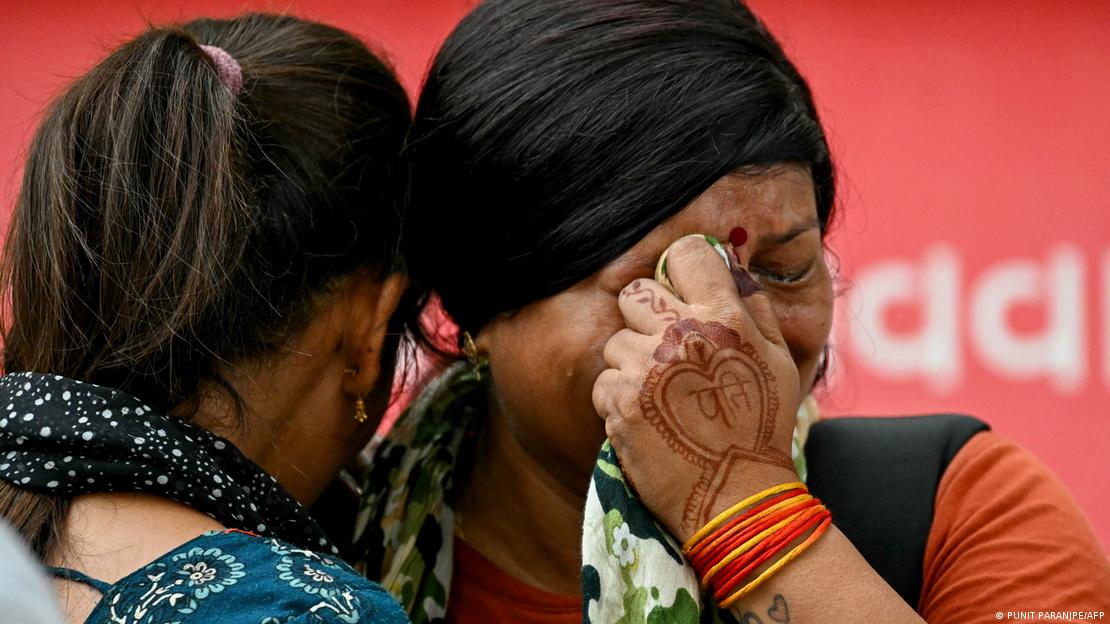 Dos mujeres indias lloran por la pérdida de sus seres queridos en el accidente aéreo del Boeing 787, el jueves 12 de junio de 2025. Dos mujeres indias lloran por la pérdida de sus seres queridos en el accidente aéreo del Boeing 787, el jueves 12 de junio de 2025.