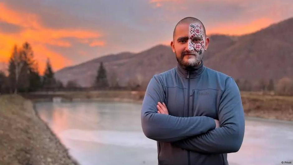 Jurij Hulčuk s tradicionalnim ukrajinskim vezom naslikanim na njegovom licu