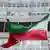 Bandera iraní frente a la sede de la OIEA en Viena, Austria.