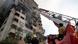 Un bombero inicia escalada en un edificio incendiado en Teherán tras ataque de Israel.