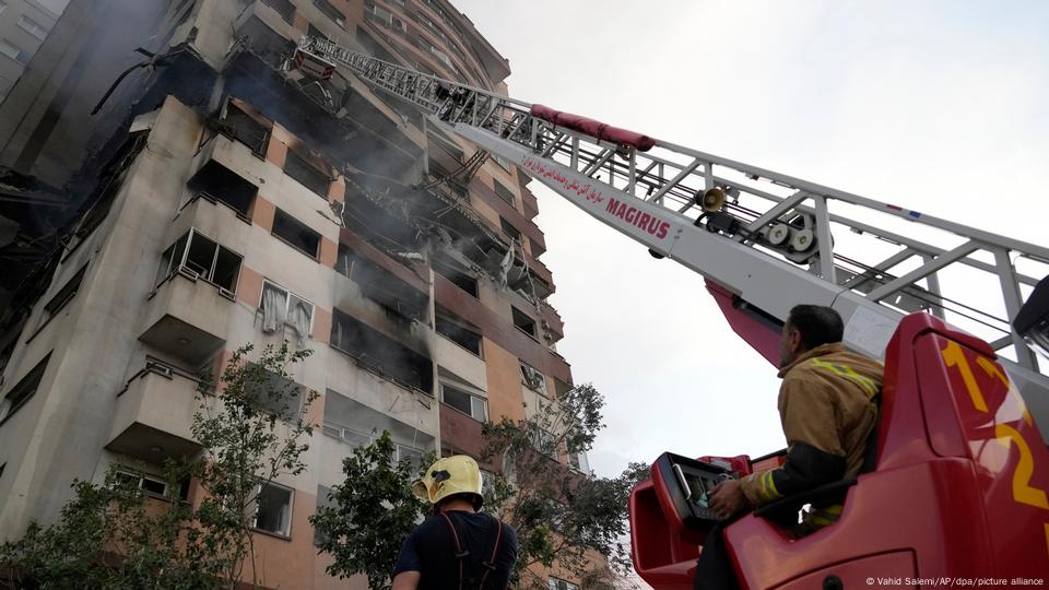 Un bombero inicia escalada en un edificio incendiado en Teherán tras ataque de Israel. Un bombero inicia escalada en un edificio incendiado en Teherán tras ataque de Israel.