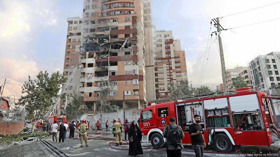 Bomberos y rescatistas delante de un edificio bombardeado en Teherán, luego de un ataque de Israel. (13.06.2025). Bomberos y rescatistas delante de un edificio bombardeado en Teherán, luego de un ataque de Israel. (13.06.2025).