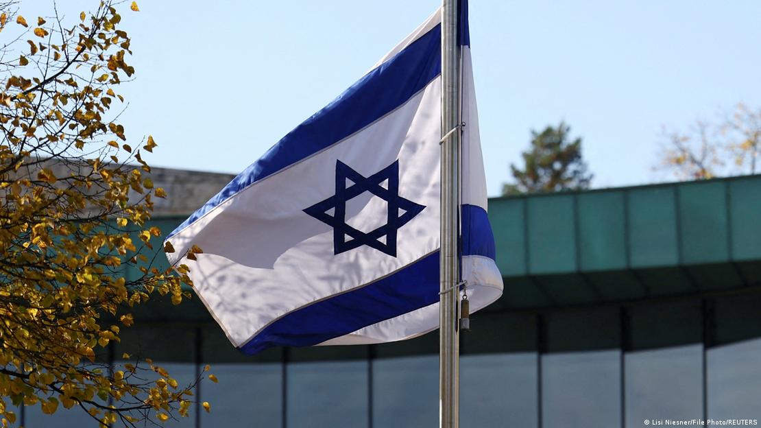 برلن میں قائم اسرائیلی سفارت خانے کی عمارت کے صحن میں لہراتا اسرائیل کا قومی پرچم