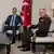 MİT Başkanı Hakan Fidan, Milli Savunma Bakanı Yaşar Güler, Dışişleri Bakanı Hakan Fidan ve Genelkurmay Başkanı Metin Gürak alçak bir masa etrafında oturuyorlar.