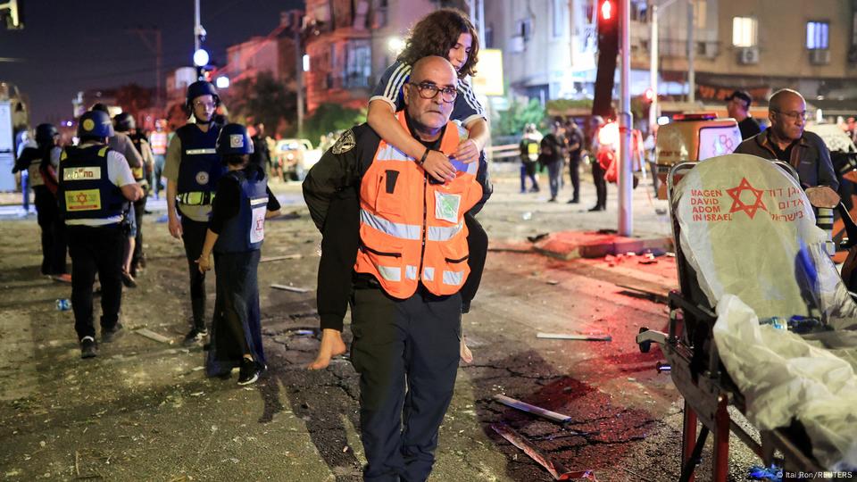 Socorristas atuam em regiões atingidas de Tel Aviv 