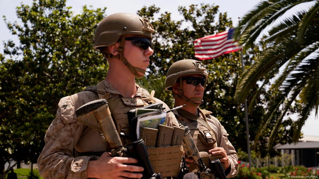 Ellerinde yarı otomatik silahlarla kamuflaj giysili iki Amerikan deniz piyadesi 