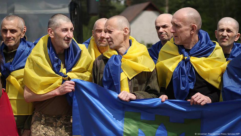 Ukrajinski ratni zarobljenici nakon razmene u junu 2025.