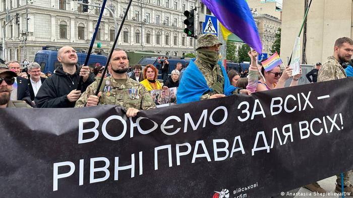 Os militares LGBTQ+ que lutam pela Ucrânia