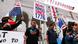 "Desde 1776 no tenemos reyes", rezan esas pancartas de manifestantes anti-Trump en Los Ángeles durante la protesta del sábado (14.06.2025).