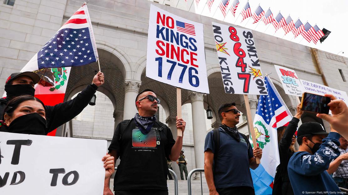 "Desde 1776 no tenemos reyes", rezan esas pancartas de manifestantes anti-Trump en Los Ángeles durante la protesta del sábado (14.06.2025). "Desde 1776 no tenemos reyes", rezan esas pancartas de manifestantes anti-Trump en Los Ángeles durante la protesta del sábado (14.06.2025).
