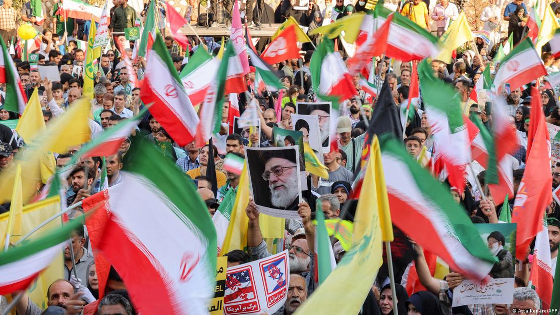 Bandeiras do Hezbollah e do Irã em manifestação no Irã